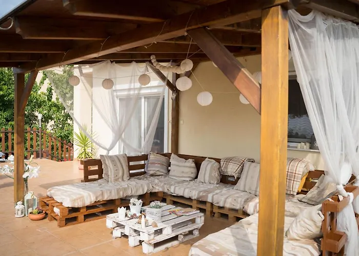 Sunny Garden Apartment *